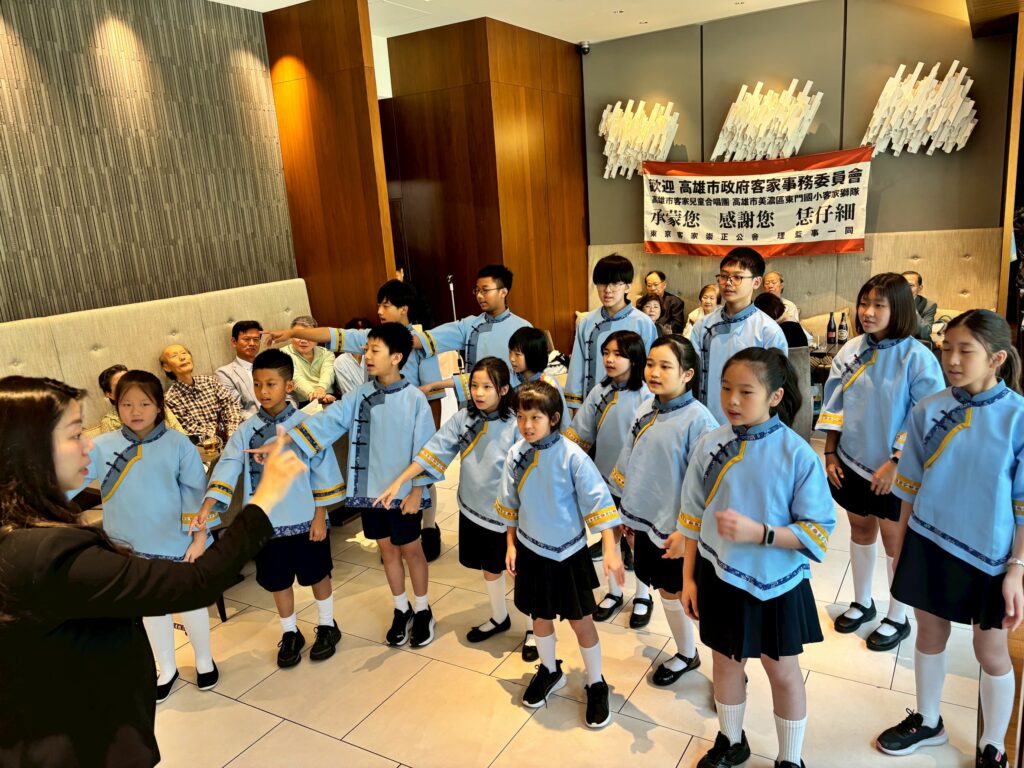 高雄客家兒童合唱團拜會東京客家崇正公會  藍衫鑰匙圈傳遞鄉情