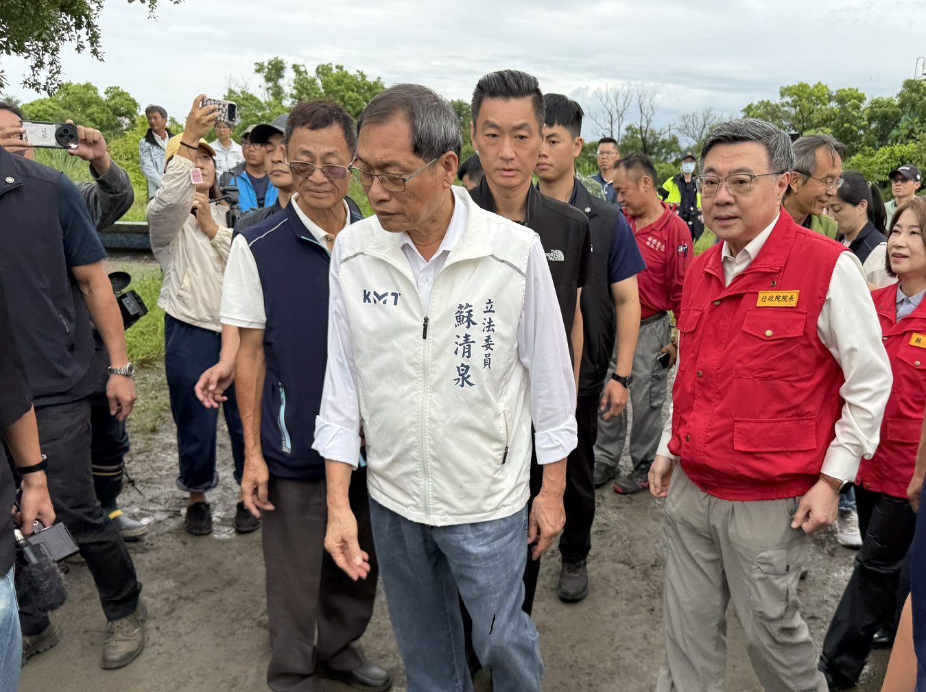 豪雨重創屏東災後復原啟動　蘇清泉陪同行政院長勘災爭取重建資源