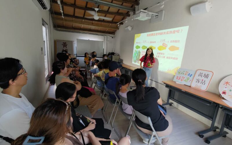 親子齊聚煎傳統木瓜粄、現打木瓜牛奶 食農料理體驗 飄香黃埔客站