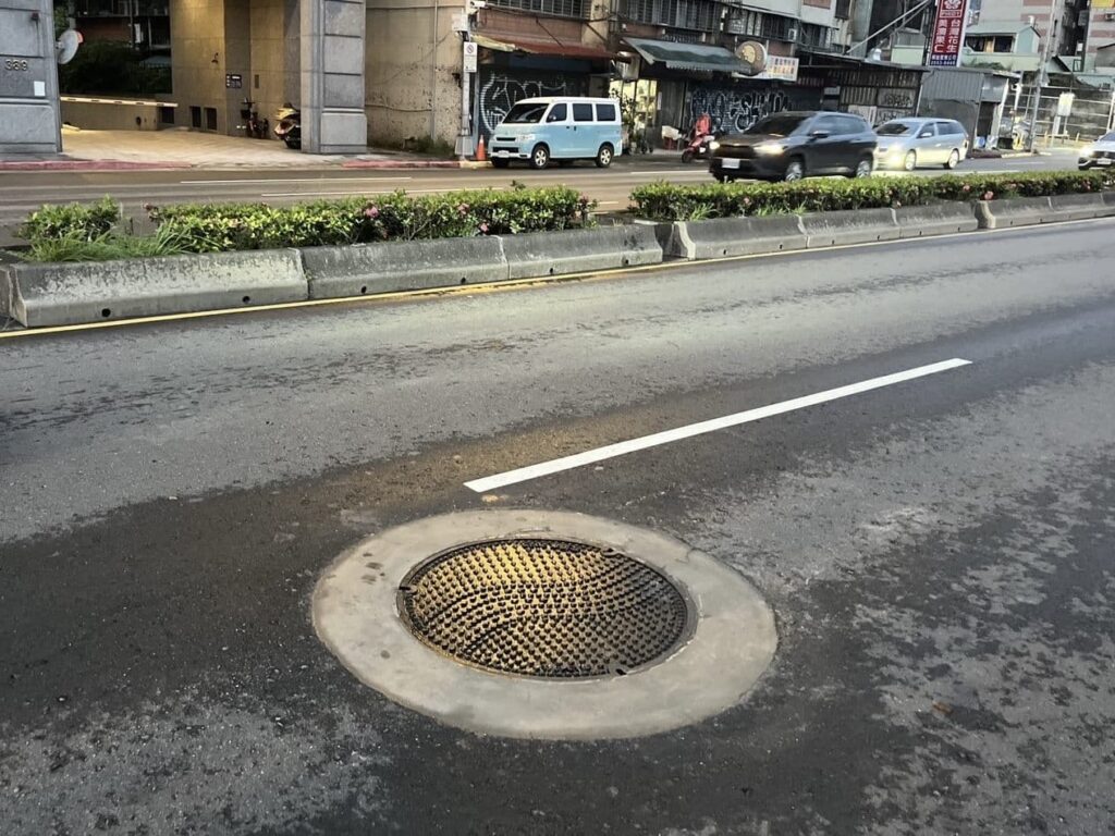 豪雨釀禍！北市污水人孔蓋位移　3車輪胎受損　衛工處急修復並允賠償