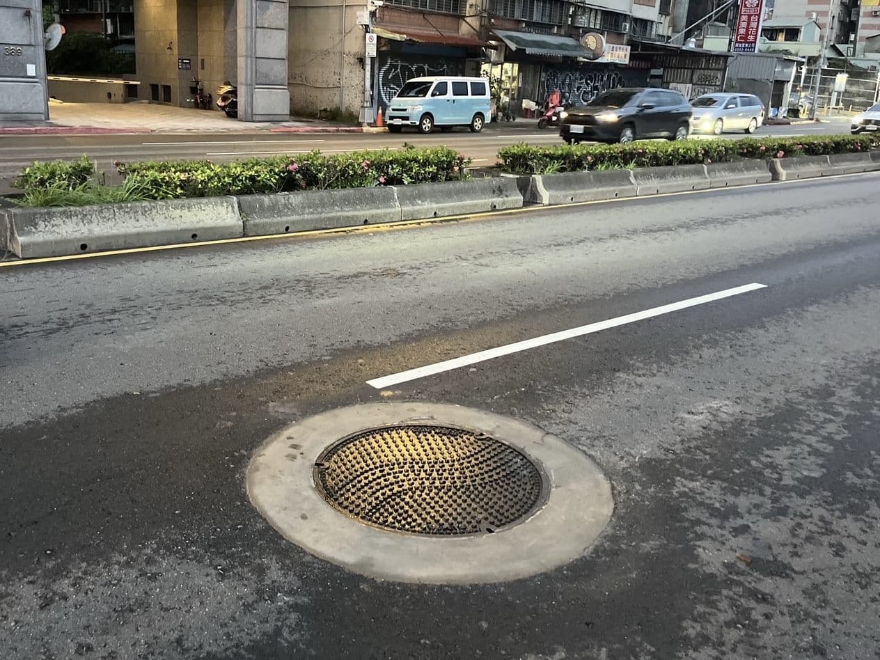 豪雨釀禍！北市污水人孔蓋位移　3車輪胎受損　衛工處急修復並允賠償