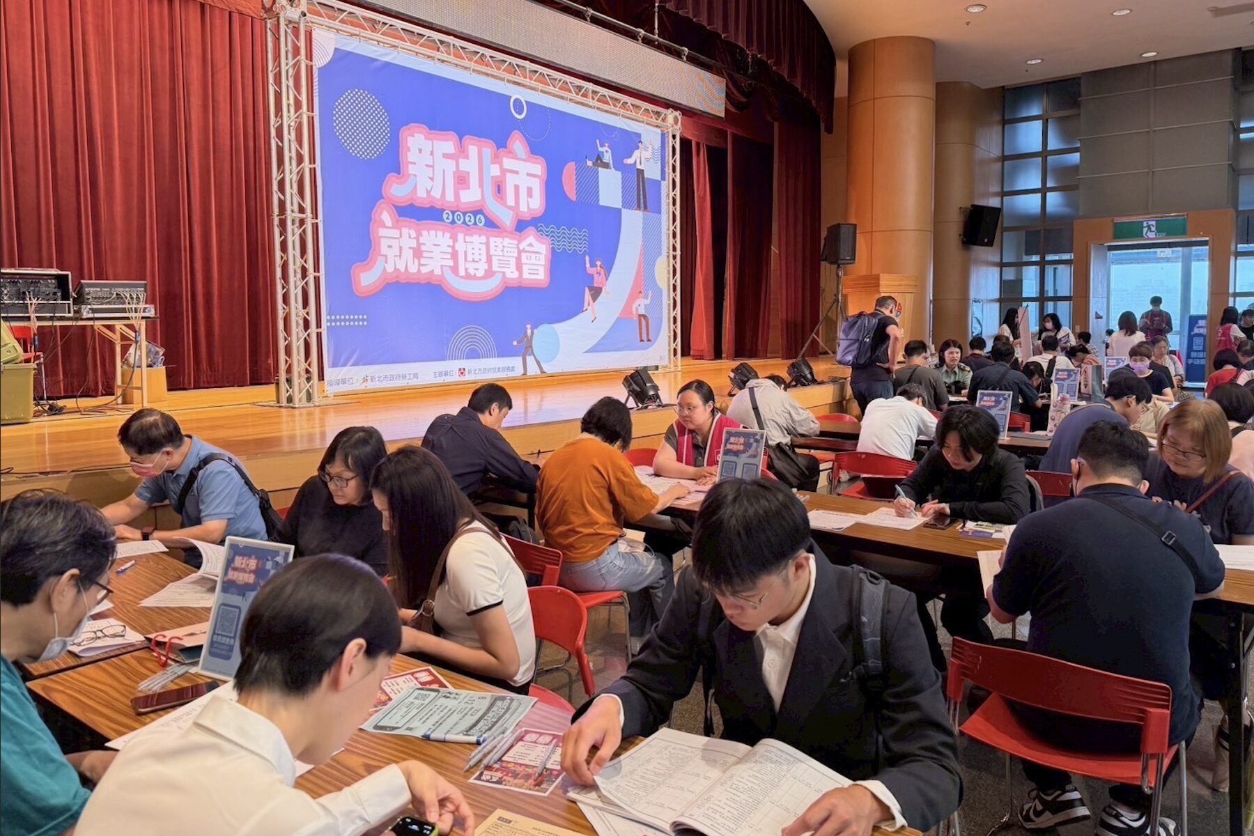 協助新鮮人接軌職場與中高齡再就業     新北就業博覽會頂尖企業齊聚初媒合率破5成