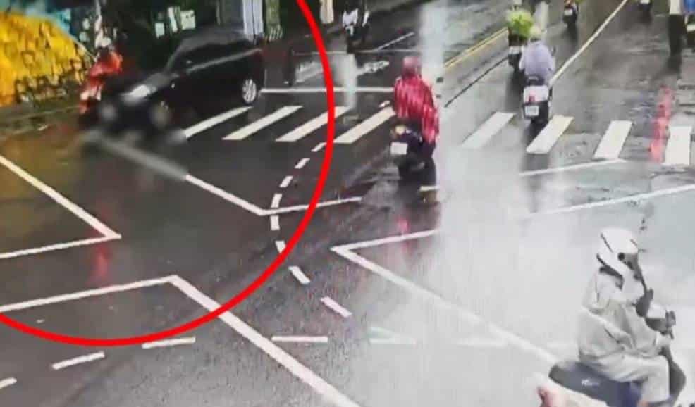 轎車右轉擦撞同向機車　騎士重傷送醫不治
