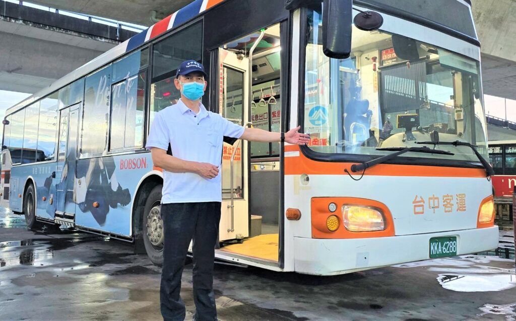 頂住趕時間壓力！台中客運司機伴病生等救護車　乘客大讚「公車俠」