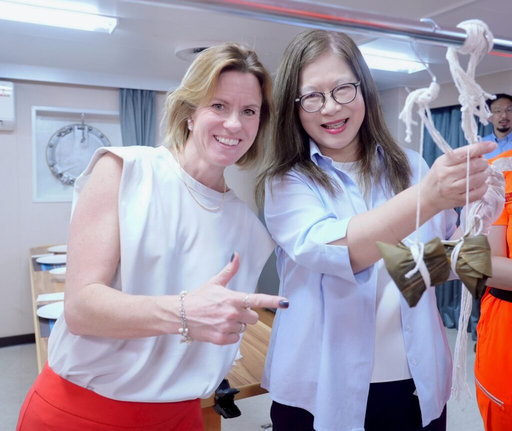 英國代表首登台灣海巡旗艦！ 管碧玲：台英共伴維護區域和平 包瓊郁：台英情誼如糯米相黏！