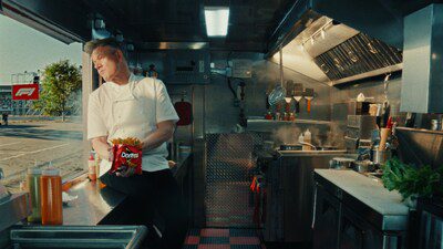 DORITOS LOADED 推出熾熱廣告，其由名廚 GORDON RAMSAY 與 MERCEDES-AMG PETRONAS F1 車手 GEORGE RUSSELL 領銜主演
