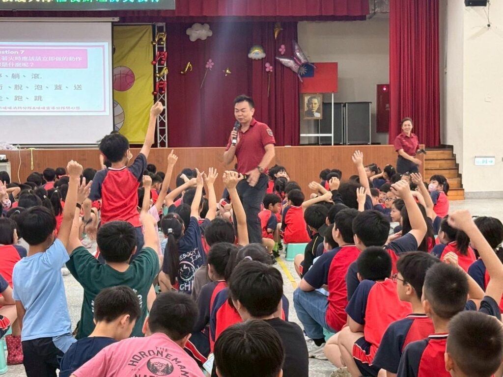 暑假戲水先學保命！暖暖消防教學童「叫叫伸拋划」救溺五步