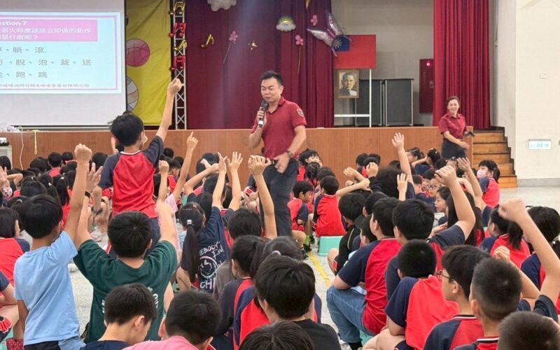 暑假戲水先學保命！暖暖消防教學童「叫叫伸拋划」救溺五步