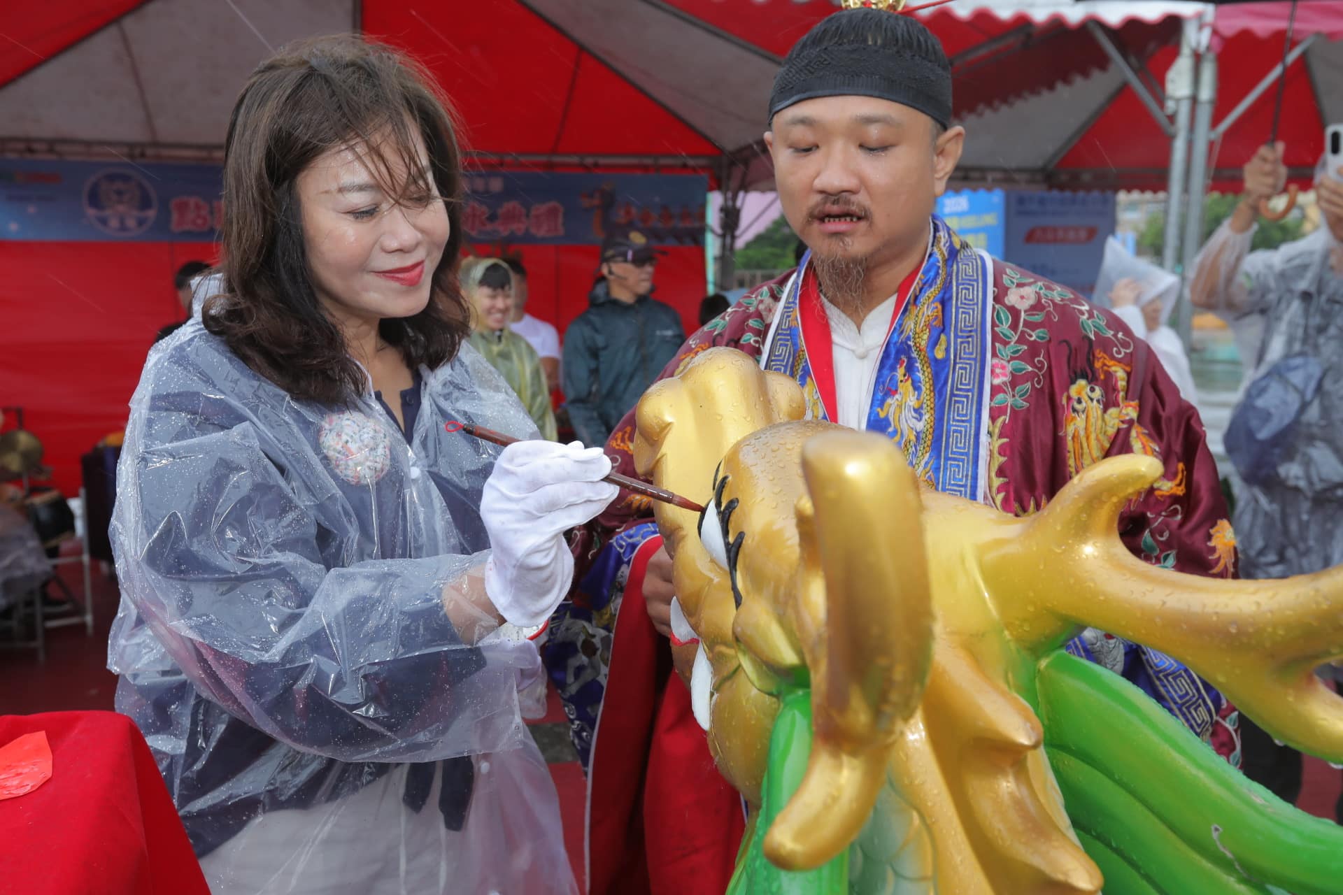 全台唯一「海上龍舟」基隆點睛！邱佩琳雨中祈福：同舟共濟