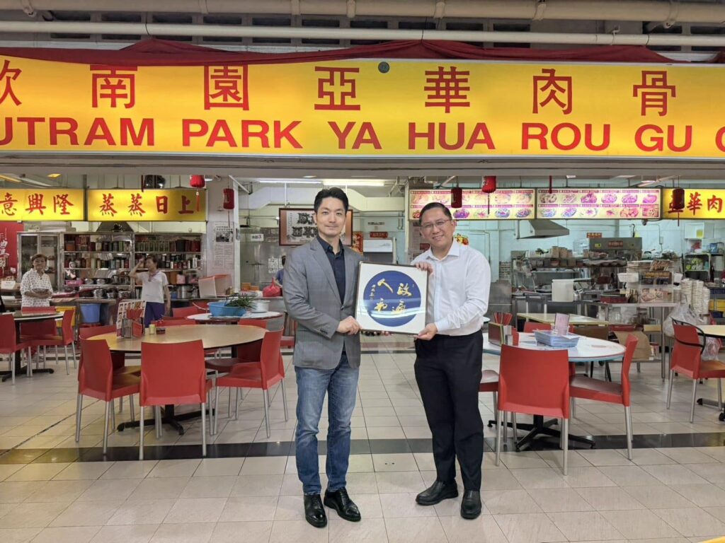 3年前吃過這家！蔣萬安重返新加坡肉骨茶店　牆上驚見舊照