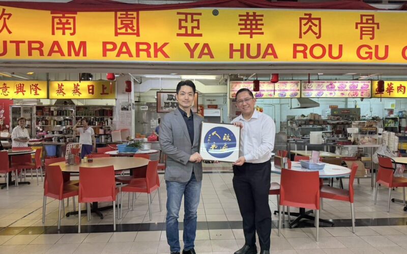 3年前吃過這家！蔣萬安重返新加坡肉骨茶店　牆上驚見舊照