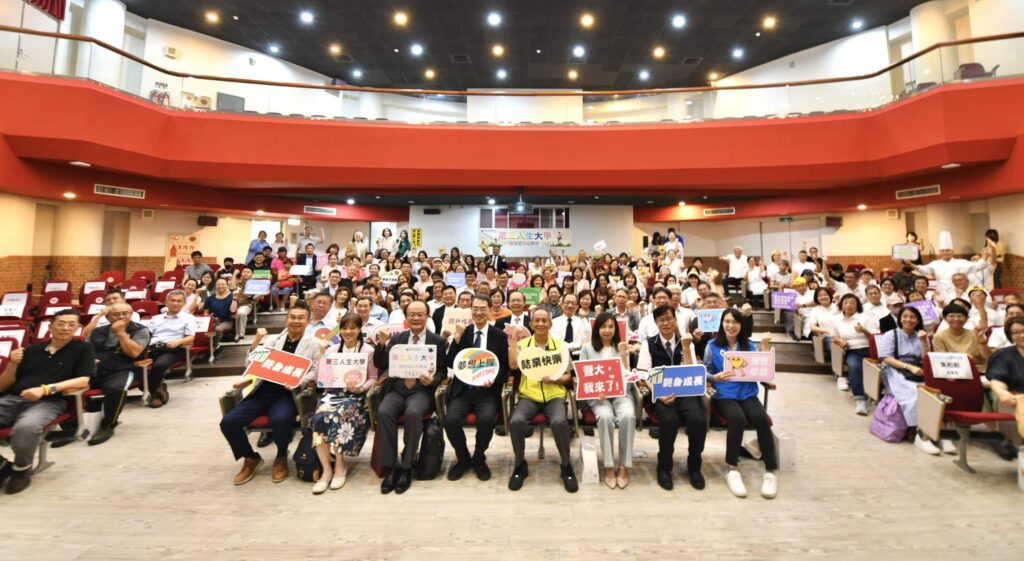 AI創作、華麗走秀！暨大第三人生大學結業式　展現終身學習豐碩成果