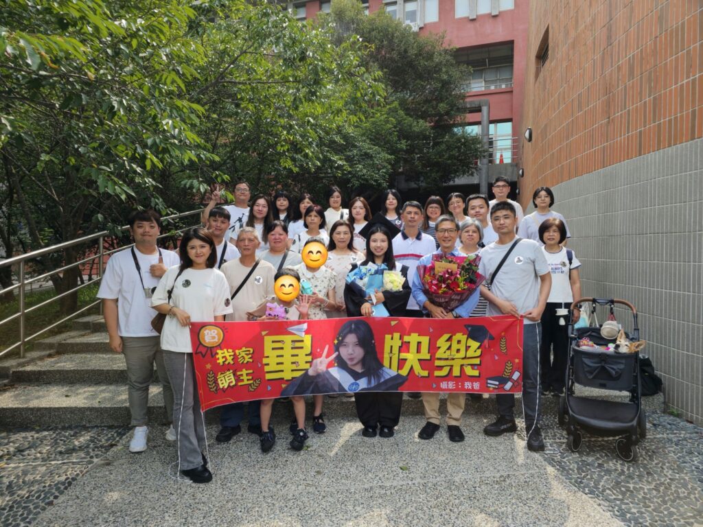 25位家人加毛孩總動員！暨大國企系畢業生張彧萌　獲最強應援團見證成長