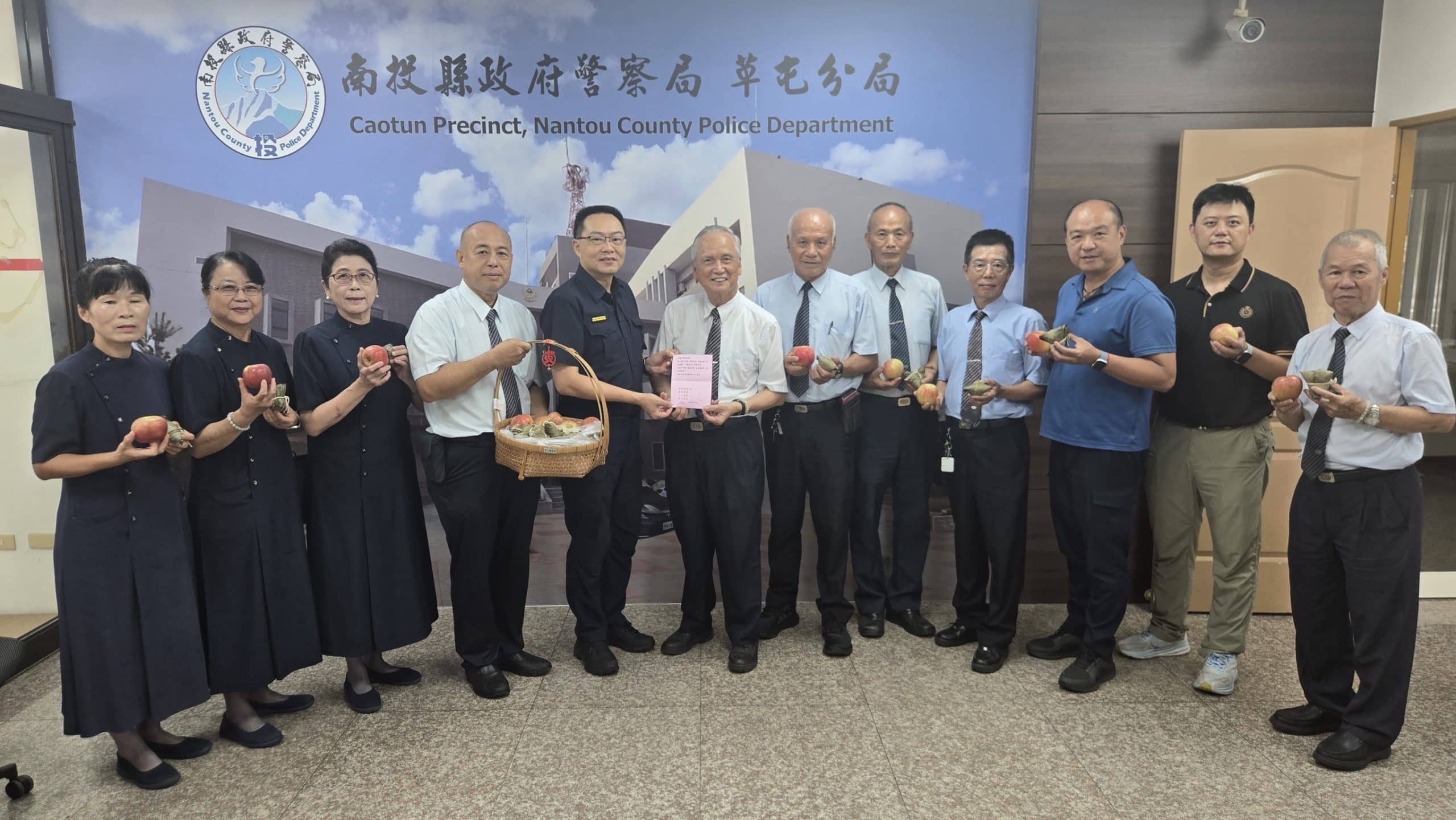 粽情義深傳祝福　草屯慈濟端午前慰問警消  