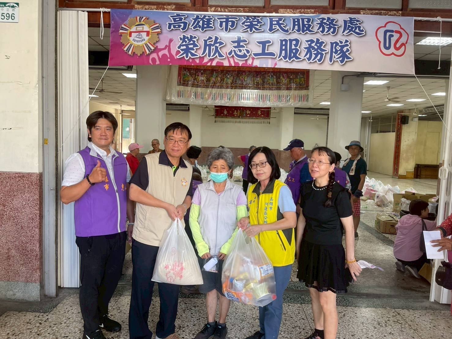 高雄市榮服處榮欣志工大隊　攜手王吟妃師姐愛心團隊　公益送暖關懷弱勢