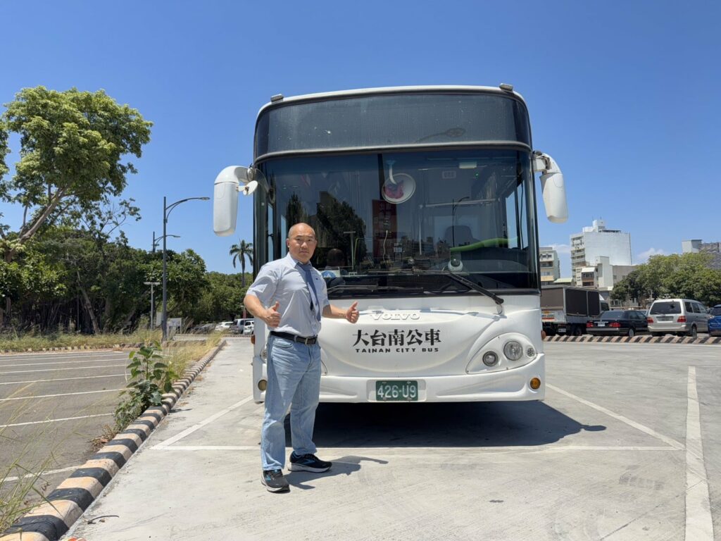騎士自摔趴臥分隔島，大台南公車駕駛暖心協助撐傘報警
