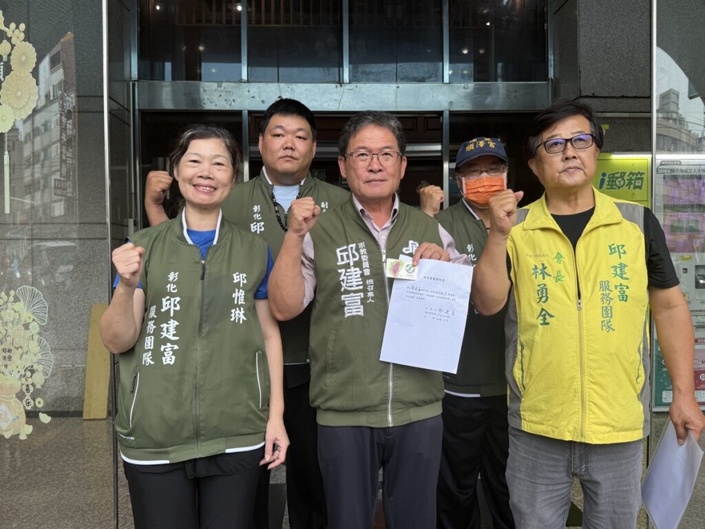 影音/創黨黨員再也待不下去   邱建富親送退黨申請