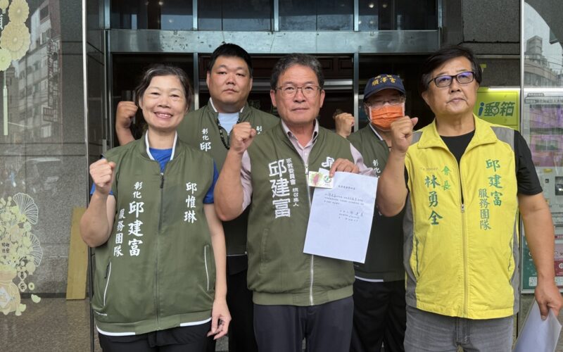 影音/創黨黨員再也待不下去   邱建富親送退黨申請