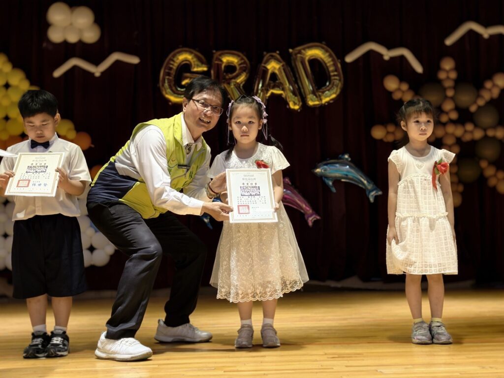 彰化市立幼兒園畢業典禮   市長林世賢逐一頒發畢業證書