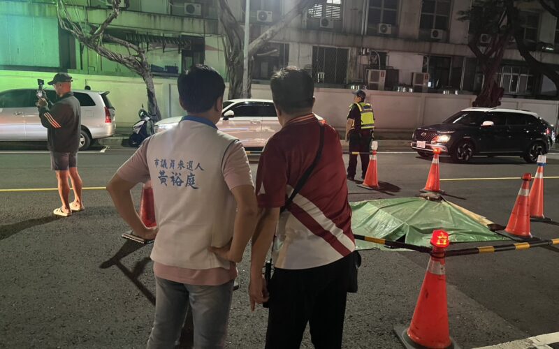 連日豪雨造成道路嚴重坍陷，機車女未查跌進「天坑」摔傷，前金苓雅新興議員參選人黃裕庭第一時間到場關心