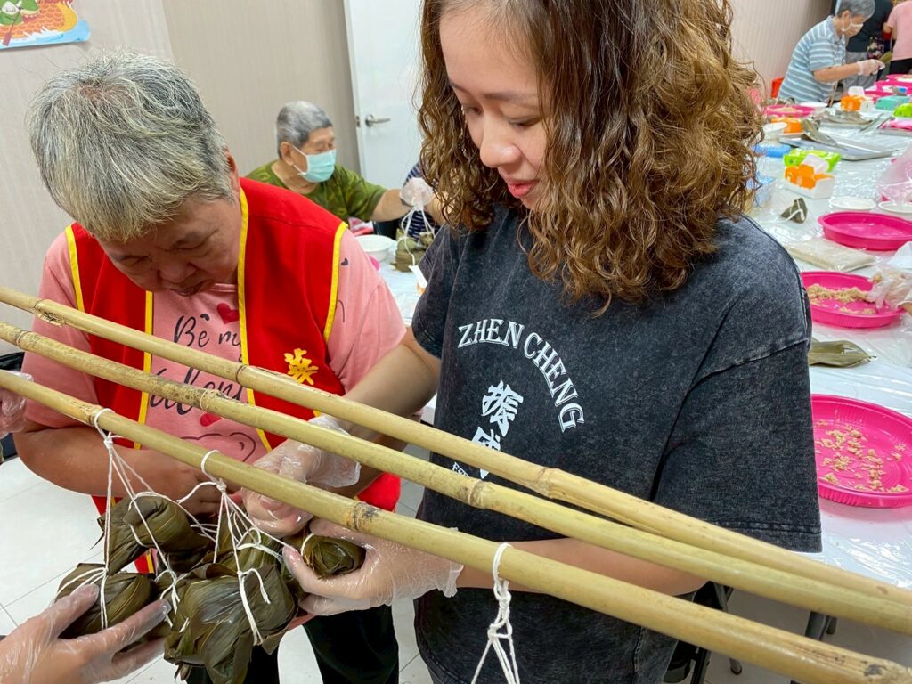 阿嬤傳授包粽手藝  睦鄰和樂慶端午