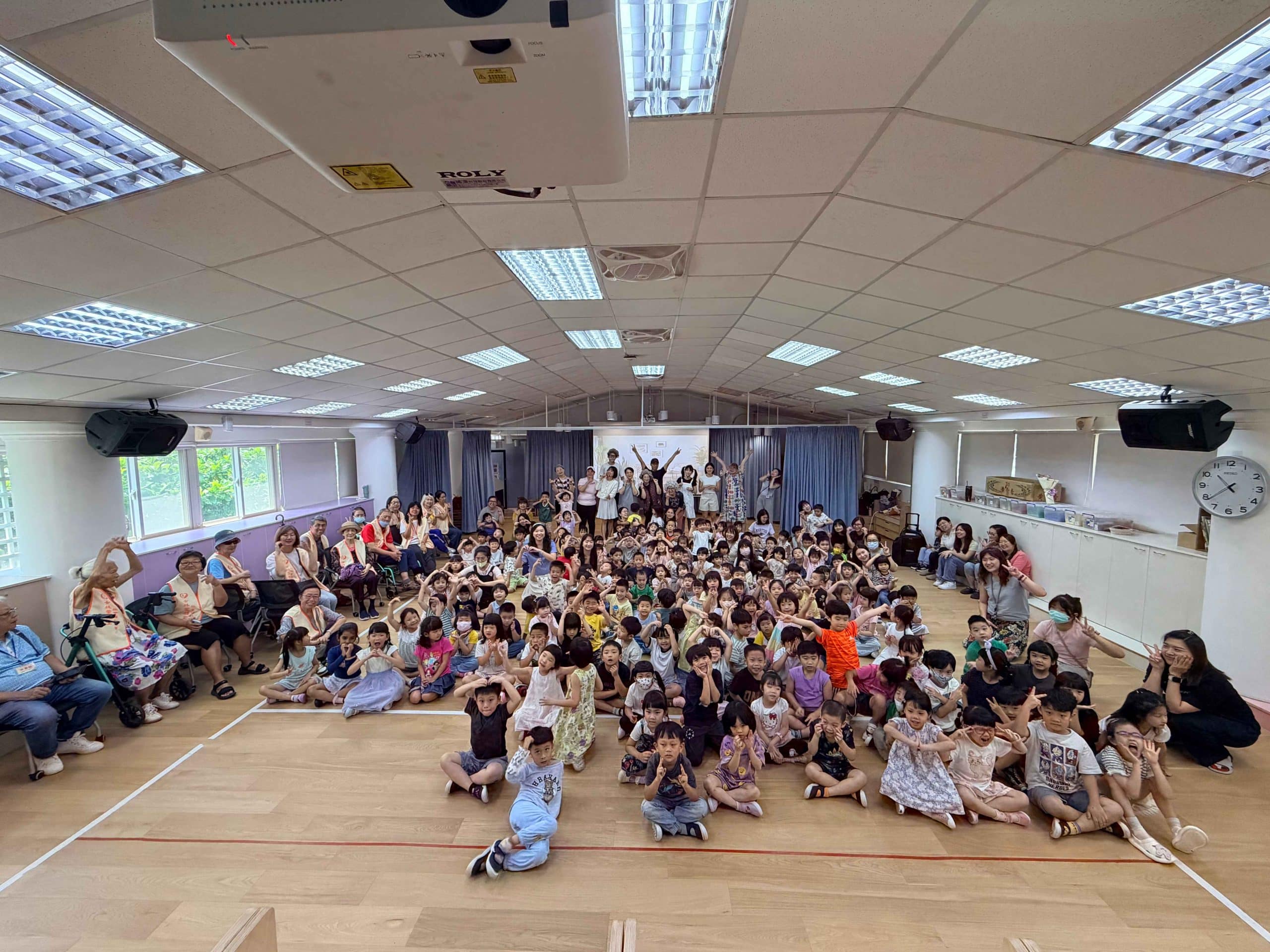 育航幼兒園家長深情演出《威威找記憶》　孩子用歌舞溫暖社區長輩的心
