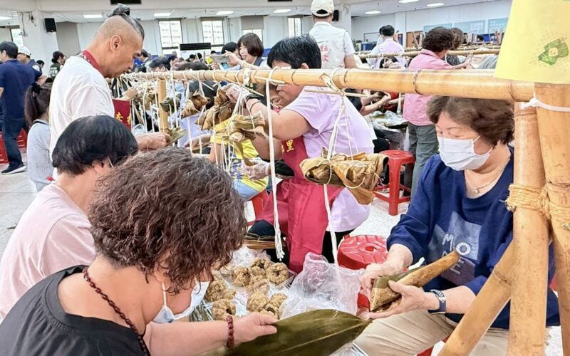 讓弱勢家庭同享端午好滋味！板橋區公所辦愛心包粽活動　百名里長齊聚大禮堂凝聚在地溫暖大愛