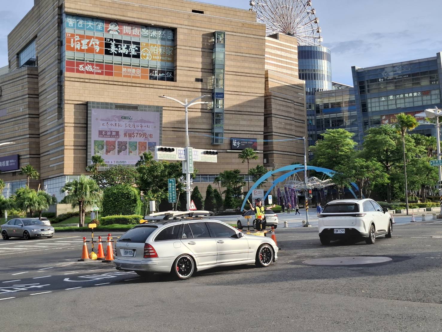 【防未然、慎部署、保暢行】夢時代啤酒節等三活動，前鎮雄警全力守護、嚴陣疏運交通秩序