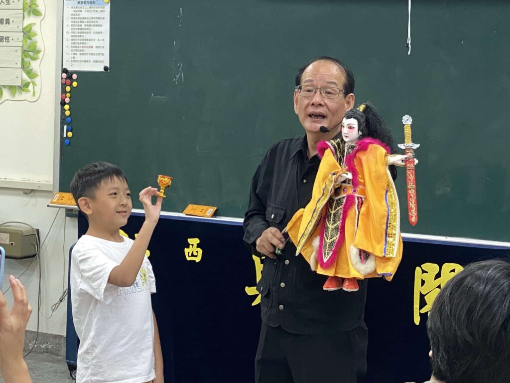 老松國小攜手樂齡長者共學布袋戲　代間營隊傳承百年掌中藝術
