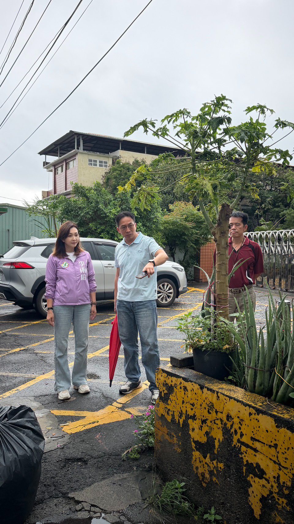 李雨庭議員不畏風雨涉水關心通學安全，中芸國小周邊步道改善持續推動