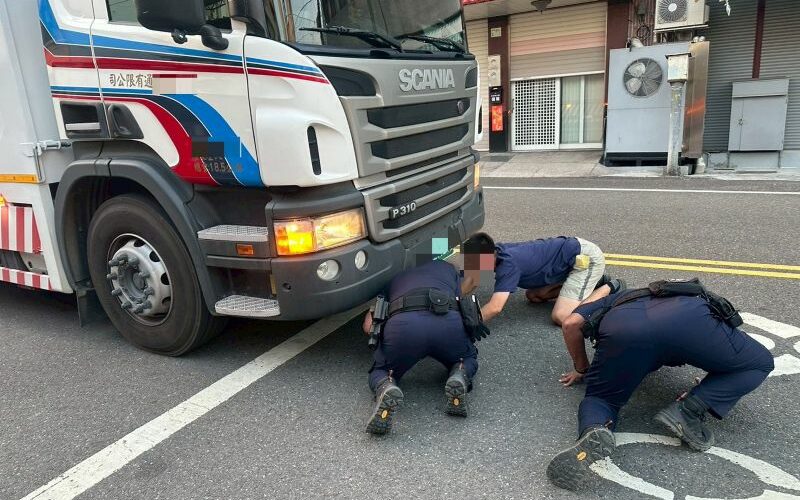 里港警化身「貓咪救援隊」　趴地鑽車底搶救受困幼貓暨里港警警訊