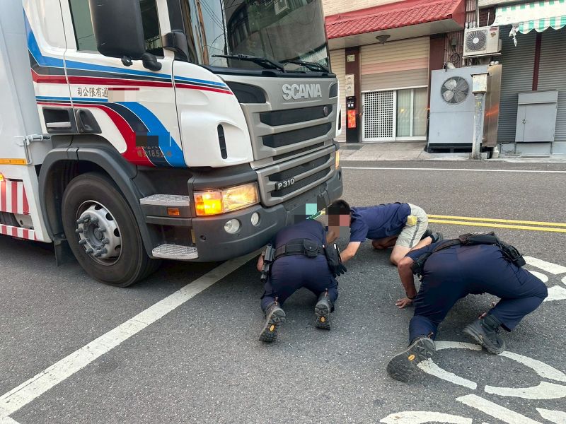 里港警化身「貓咪救援隊」　趴地鑽車底搶救受困幼貓暨里港警警訊