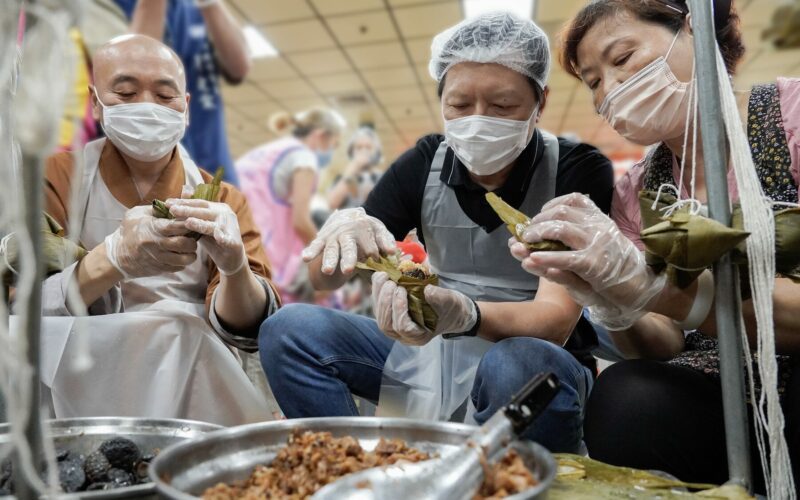 端午送暖！28個慈善團體齊聚元亨寺台北講堂     愛心包2.5萬顆素粽溫馨分送弱勢家庭