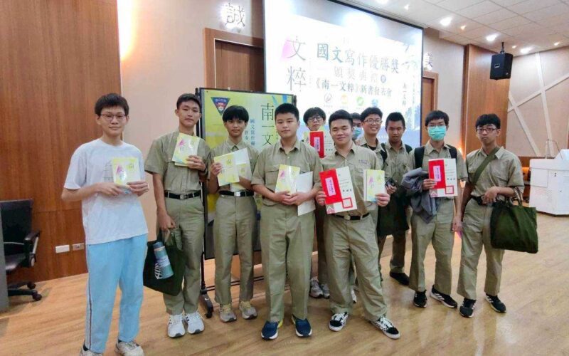 校友吳榮彬連續兩年全額贊助南一中出版《文粹》　見證學生蛻變