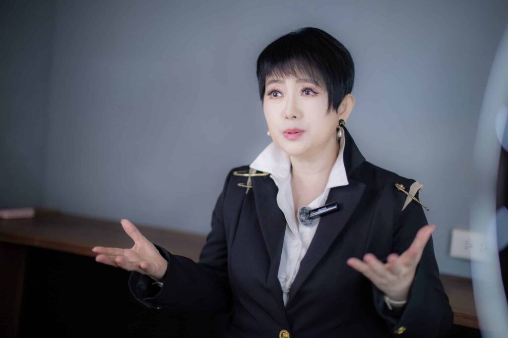 周思潔隨身帶離世5年愛犬「專屬小盒」伴牠看世界