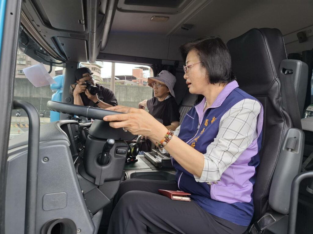 不鑽車縫莫搶先　避開內輪差風險　新北社會局與汽車貨運公會推廣高齡道安