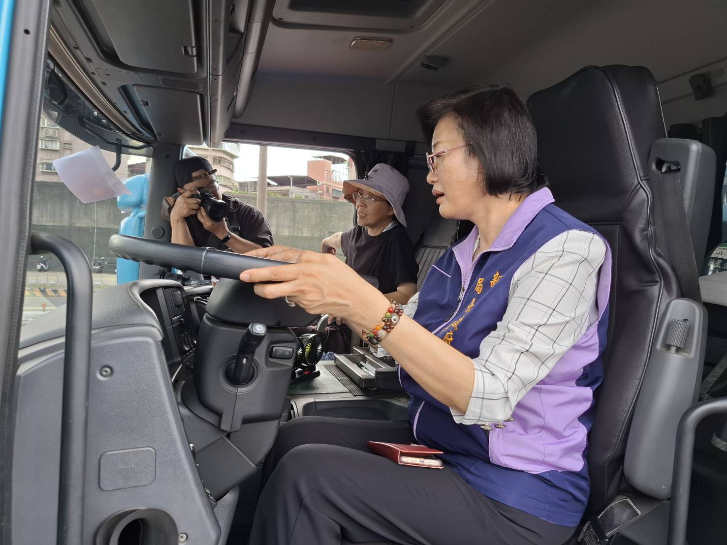 不鑽車縫莫搶先　避開內輪差風險　新北社會局與汽車貨運公會推廣高齡道安
