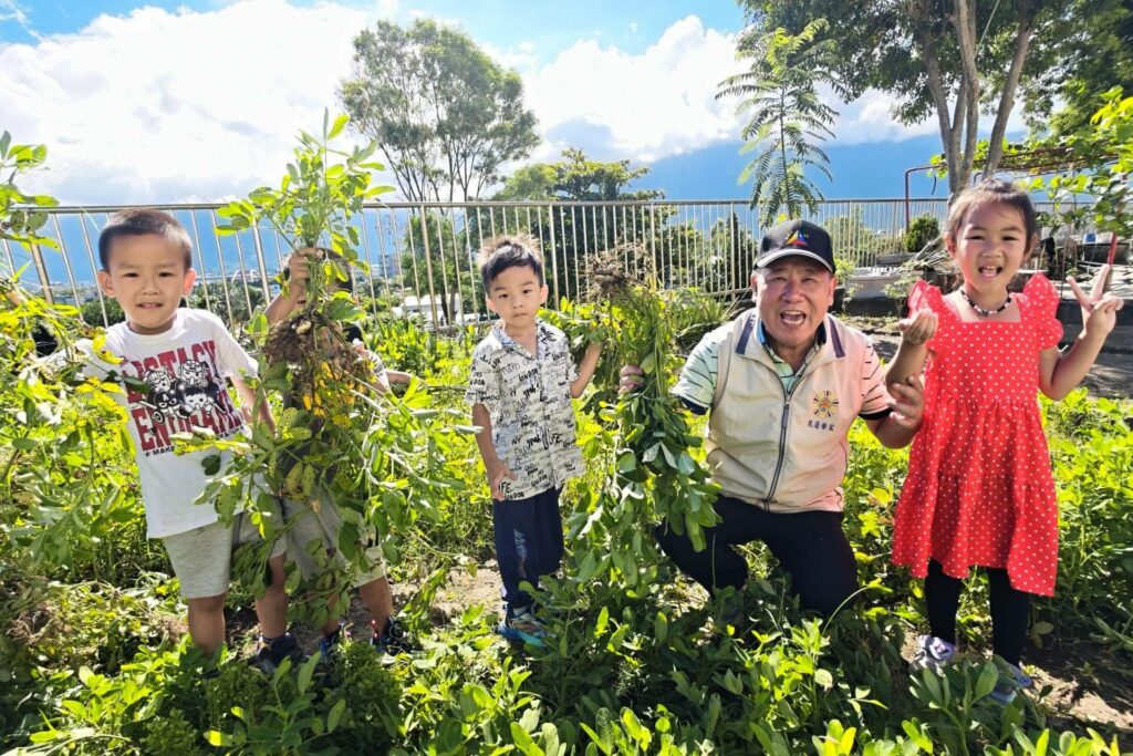 花蓮榮家大手牽小手採花生  老幼共享田園豐收喜悅   