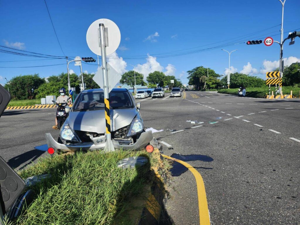高雄市湖內區自小客車　不慎自撞分隔島交通事故