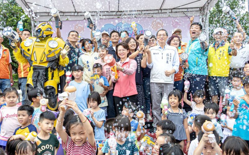 千禧公園變身夢幻水樂園！「夏日泡泡趴」巨型滑水道千人戲水降溫