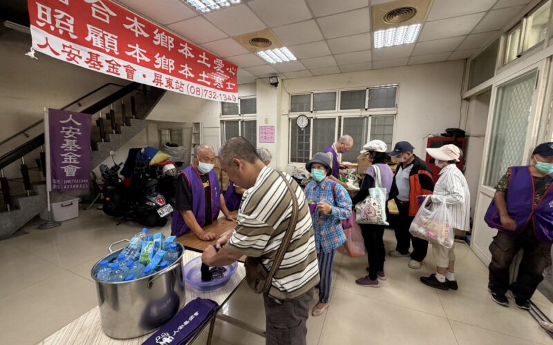 高溫抗暑屏東平安站發防暑物資　讓寒士度過酷暑夏日