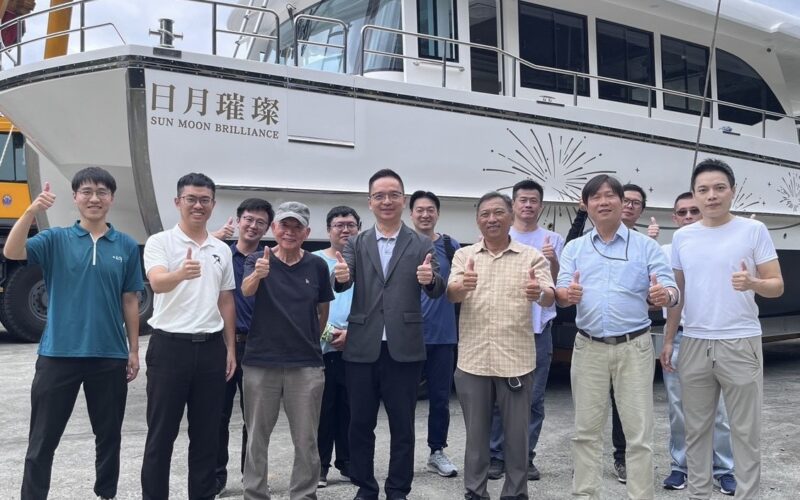 日月潭綠能觀光邁向新里程！  日管處全新電動公務船進行下水實測