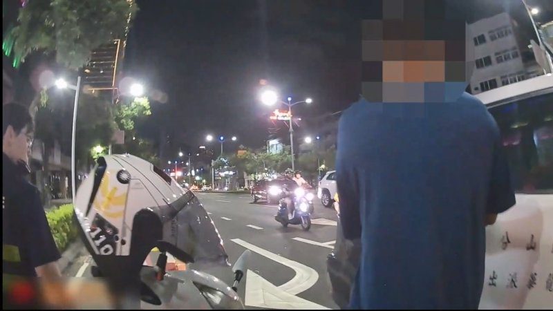 港灣新聞網／見警心虛狂飆還蛇行！48歲男連6次未打方向燈　鼓山警一查竟是毒駕、駕照遭註銷