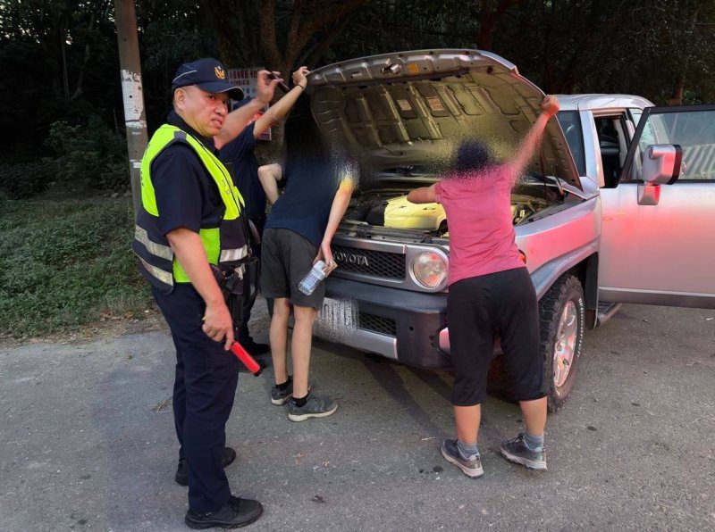 港灣新聞網／車底突傳「喵喵」求救聲！美國遊客急找警察　六龜暖警花30分鐘救出受困幼貓