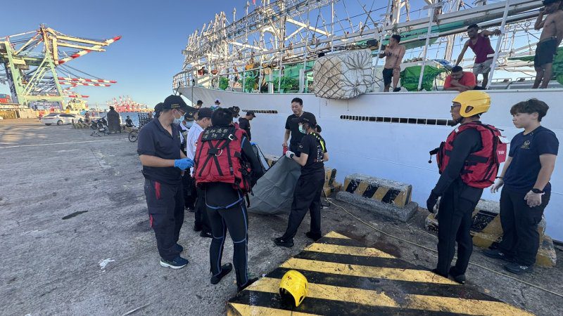 港灣新聞網／高雄港西岸碼頭水域發現男性遺體　港警打撈上岸報請檢方相驗釐清死因