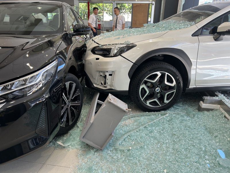 港灣新聞網／疑誤踩油門！65歲婦駕車衝入高雄Nissan展示間　撞破玻璃、波及展示車