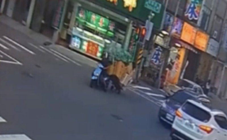 港灣新聞網／Threads瘋傳「機車拖曳超載」驚險畫面！鳳山警提醒：最高可罰600元　恐危及行車安全