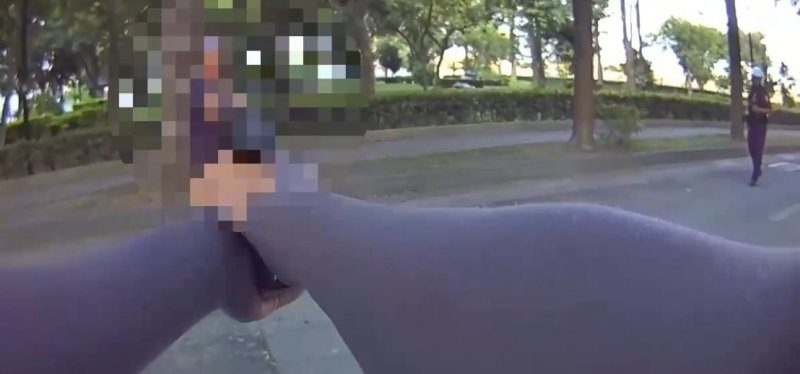 港灣新聞網／通緝犯遭警盤查竟持刀自殘！楠梓警鳴槍6響制止　驚險壓制送辦