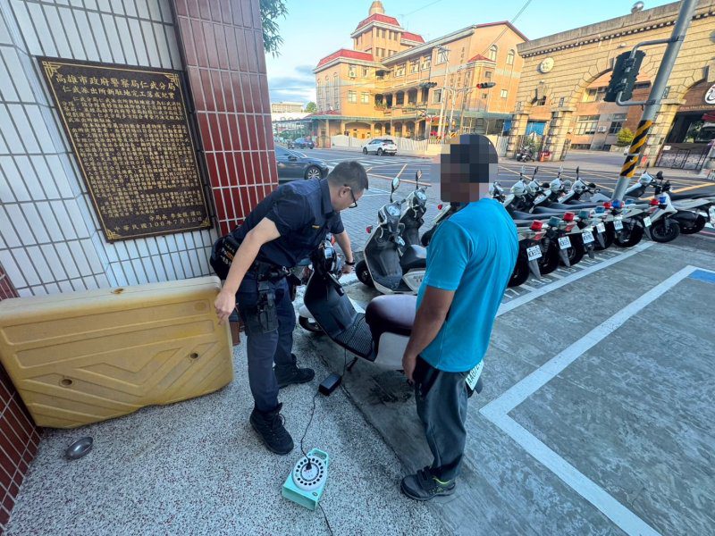 港灣新聞網／電動機車沒電卡半路！仁武暖警徒手推車6公里　40分鐘助車主重返歸途