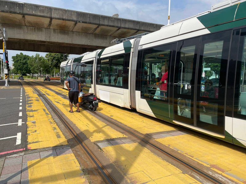 港灣新聞網／機車違規闖輕軌路口釀意外！前鎮警依公共危險罪送辦　最高可判2年徒刑
